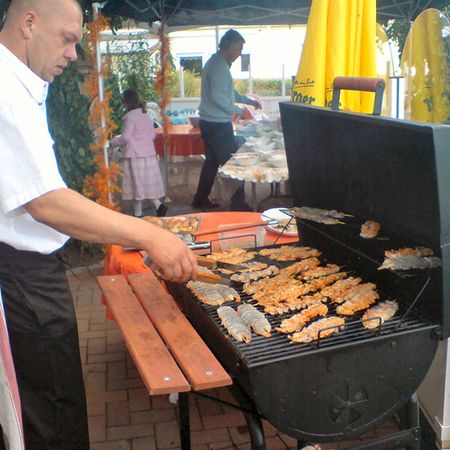 A. Urthel grillt frischen Fisch