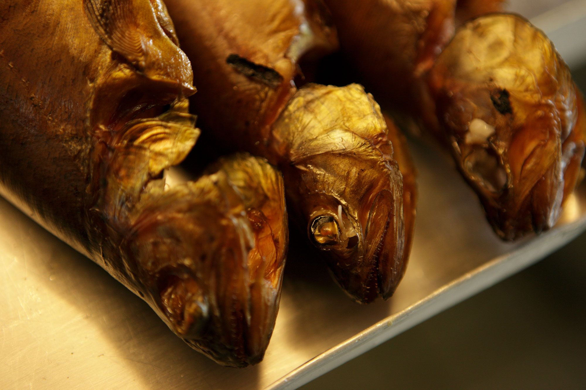 Frisch zubereitete Fische auf einer Platte